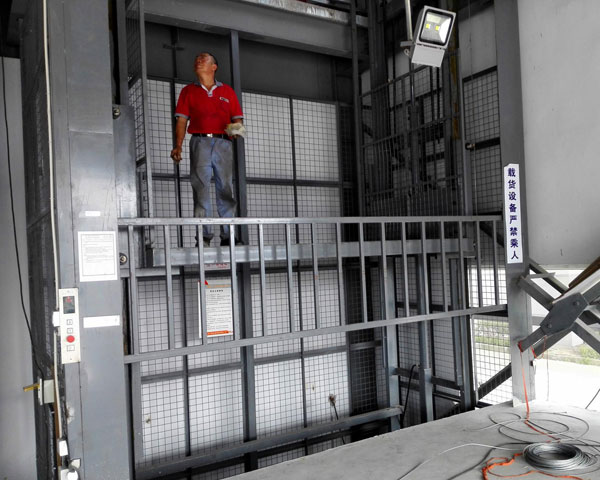 固定導軌(guǐ)式升降機(jī)