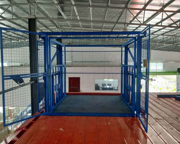 固定導軌(guǐ)式升降機(jī)