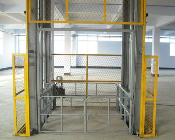 固定導(dao)軌式升降(jiàng)機